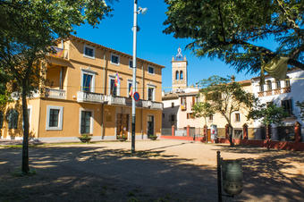 Ajuntament de Bescanó amb Sant Llorenç al fons.