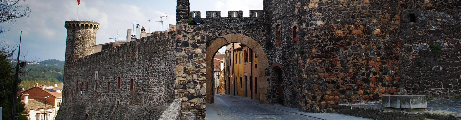 Porta de Barcelona, torres i muralles. Hostalric